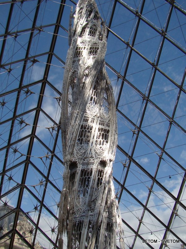 V pyramíde_Loure